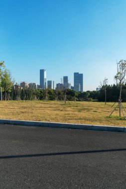 Bahar Parkı ve modern şehir