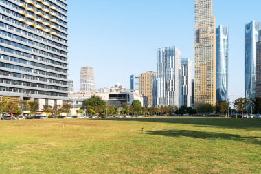 Şangay 'da modern bina geçmişi olan şehir parkı.