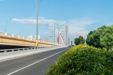 Şehirdeki boş şehir yolu ve binalar