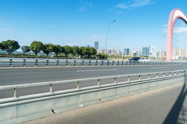 Şehirdeki boş şehir yolu ve binalar