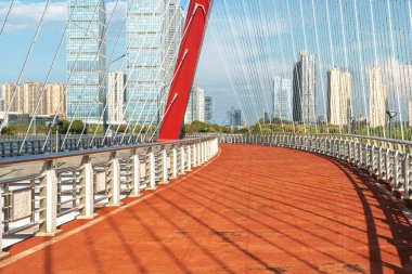 Modern şehirde yürüyüş yolu