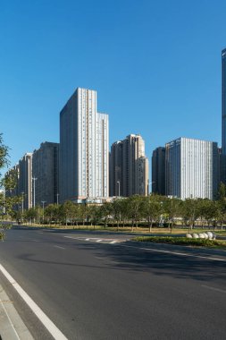 Şehirdeki boş şehir yolu ve binalar