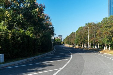 Şehirdeki boş şehir yolu ve binalar