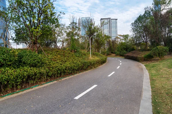 Şehirdeki boş şehir yolu ve binalar