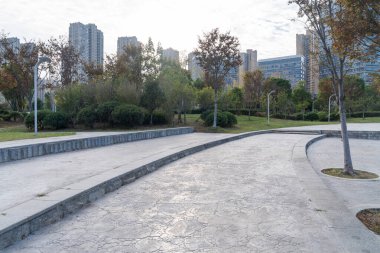 Modern şehrin boş, modern meydanı ve gökdelenleri