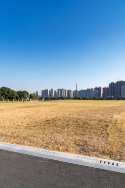 Bahar Parkı ve modern şehir