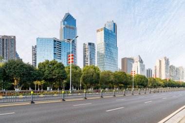 Şehirdeki boş şehir yolu ve binalar