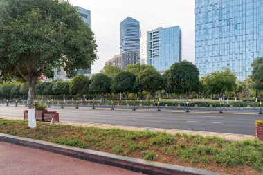 Şehirdeki boş şehir yolu ve binalar