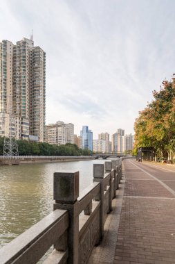 Modern şehirde yürüyüş yolu