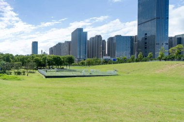 Şangay 'da modern bina geçmişi olan şehir parkı.