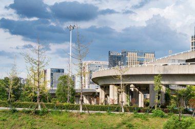 Şehirdeki üst geçidin altında beton yapı ve asfalt yol alanı