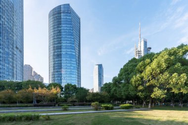 Şangay 'da modern bina geçmişi olan şehir parkı.