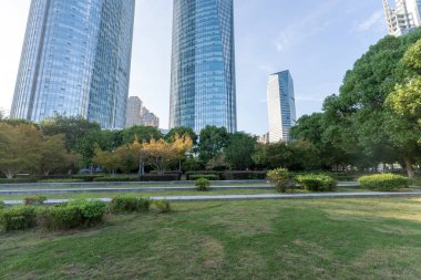 Şangay 'da modern bina geçmişi olan şehir parkı.