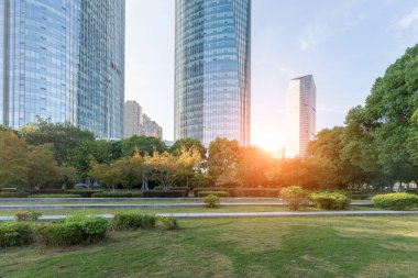 Şangay 'da modern bina geçmişi olan şehir parkı.