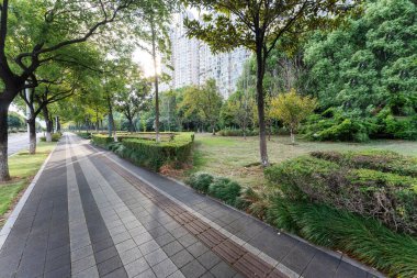 Modern şehirde yürüyüş yolu