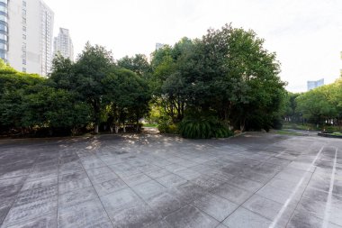 Bahar Parkı ve modern şehir