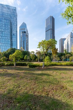 Şangay 'da modern bina geçmişi olan şehir parkı.