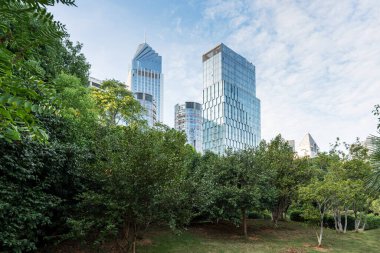 Şangay 'da modern bina geçmişi olan şehir parkı.