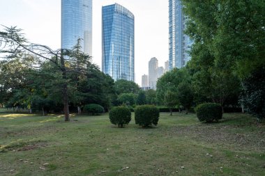 Şangay 'da modern bina geçmişi olan şehir parkı.