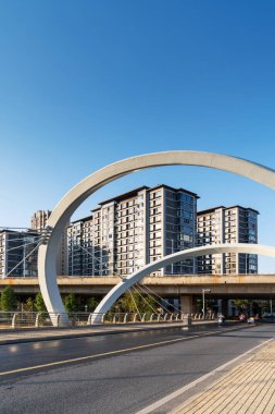 Şehirdeki boş şehir yolu ve binalar