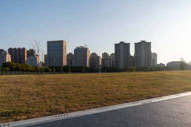 Bahar Parkı ve modern şehir