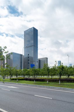 Şehirdeki boş şehir yolu ve binalar