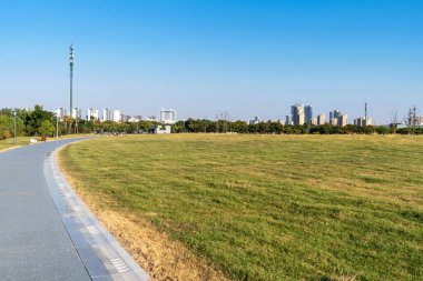 Bahar Parkı ve modern şehir