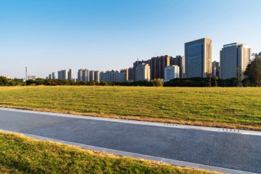 Bahar Parkı ve modern şehir