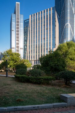 Şangay 'da modern bina geçmişi olan şehir parkı.