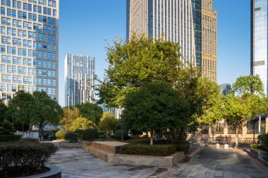 Şangay 'da modern bina geçmişi olan şehir parkı.