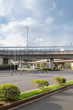 Şehirdeki üst geçidin altında beton yapı ve asfalt yol alanı