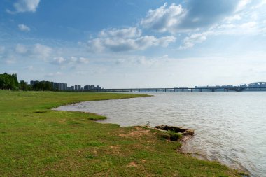 Nanchang, Çin 'deki köprü, Ganjiang Nehri' ni ve Nanchang kentsel manzarasını kapsar.