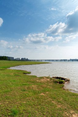 Nanchang, Çin 'deki köprü, Ganjiang Nehri' ni ve Nanchang kentsel manzarasını kapsar.
