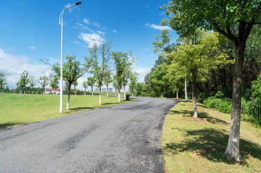 Modern şehirde yürüyüş yolu