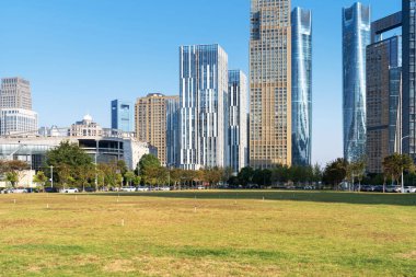 Şangay 'da modern bina geçmişi olan şehir parkı.