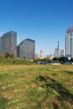 Şangay 'da modern bina geçmişi olan şehir parkı.