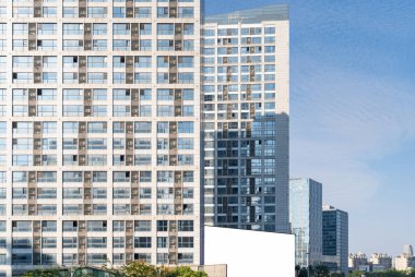 Cam ofis binasının güzel arka planı, açık pencerelerdeki bulutları yansıtıyor.