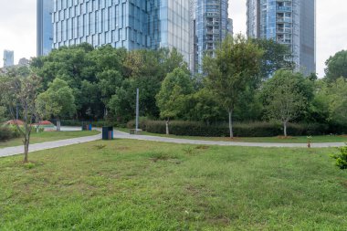 Bahar Parkı ve modern şehir