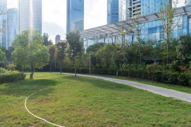 Şangay 'da modern bina geçmişi olan şehir parkı.