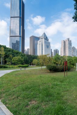 Bahar Parkı ve modern şehir