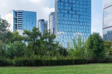 Şangay 'da modern bina geçmişi olan şehir parkı.