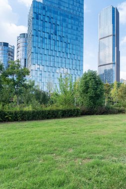 Şangay 'da modern bina geçmişi olan şehir parkı.