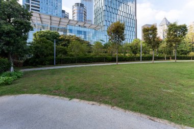 Şangay 'da modern bina geçmişi olan şehir parkı.