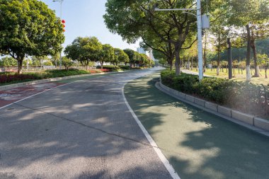 Modern şehirde yürüyüş yolu