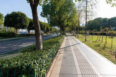 Modern şehirde yürüyüş yolu