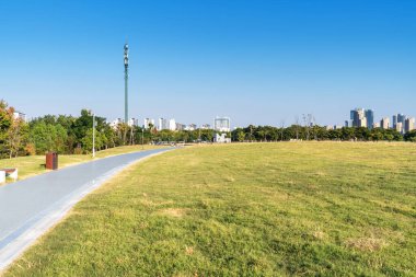 Bahar Parkı ve modern şehir