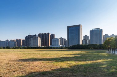 Bahar Parkı ve modern şehir