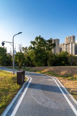 Modern şehirde yürüyüş yolu