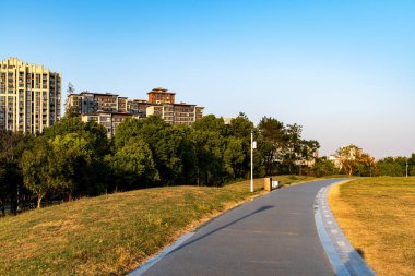 Modern şehirde yürüyüş yolu