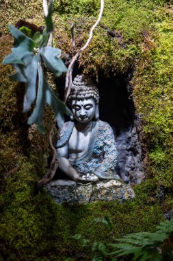 Taş duvardaki Buda heykeli.